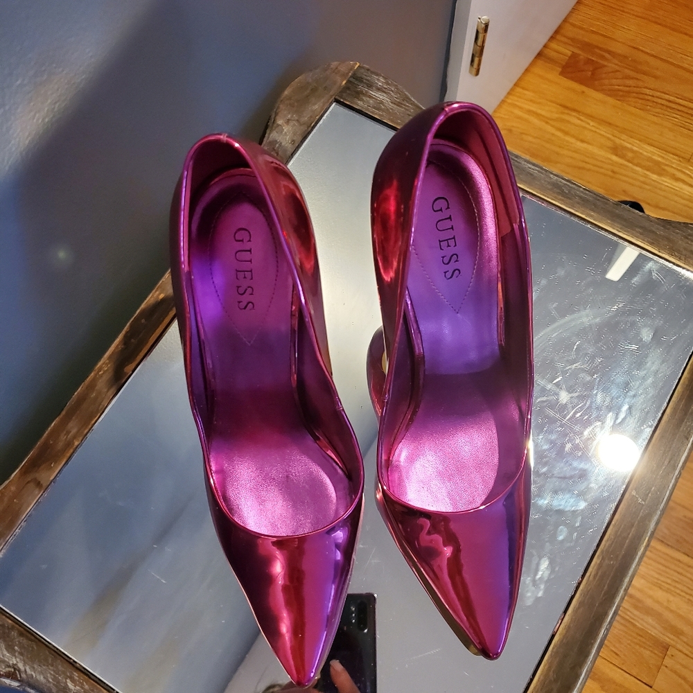 Guess pumps